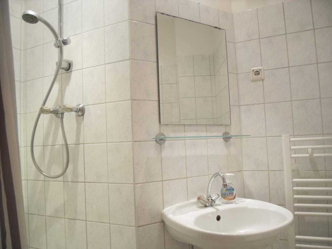Dreibettzimmer mit Gemeinschaftsbad